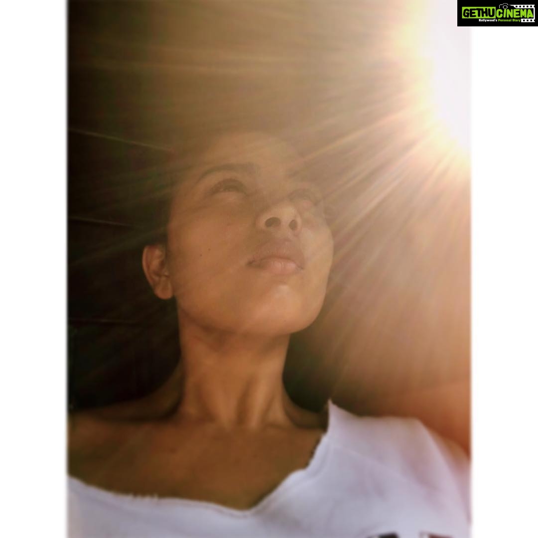 Srushti Dange Instagram - "Keep your eyes lifted high upon the sun & you'll see the best light in everyone" πΌπ