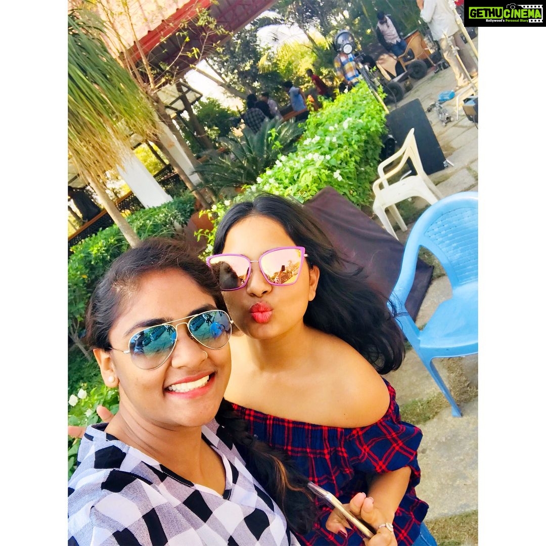 Srushti Dange Instagram - We make a good pair, donβt we ? @suhasini_mudliyar_ xoxo π lol π #hydrabaddiary