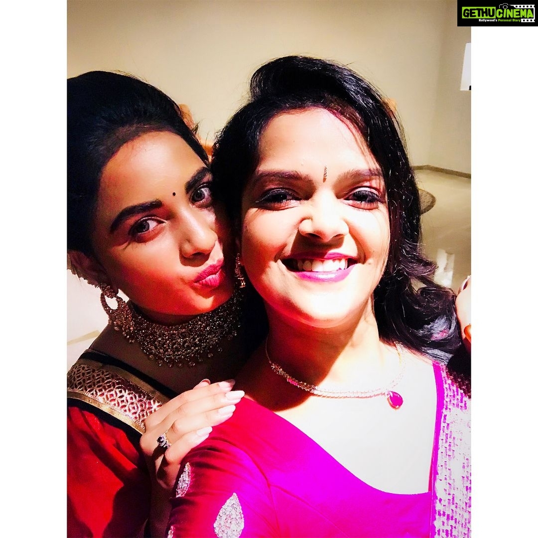 Srushti Dange Instagram - Wedding chaos Hundreds of hugs, thousands of inside jokes, millions of smile & billions giggles, zillions of gossip xoxo π @pradeepa84 β¨π«πΈπ¦ #bestfriendsbrotherswedding