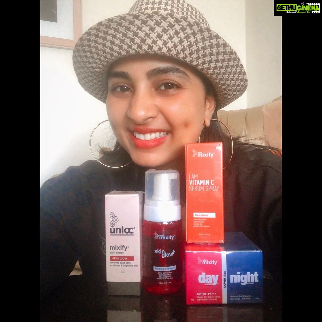Srushti Dange Instagram - February month is all about love ❤️ and being in love with yourself is a most beautiful thing .. and I’m making this my priority by using a proper skin care✌🏻 @iloveunloc product helps me to keep my skin healthy and glowing 😁