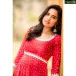 Srushti Dange Instagram – Happiness comes in a waves 🌊 
Makeup💄 @hairandmakeupbynive 
Hairdo 💇‍♀️ by @jananimohan_makeupartist 
Styled by @dorothyjai 
Photography @camerasenthil