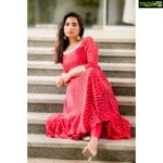 Srushti Dange Instagram – Daydreaming 💭 

Makeup 💄 @hairandmakeupbynive 
Hairdo 💇‍♀️ @jananimohan_makeupartist 
Styled by @dorothyjai 
Photography by @camerasenthil