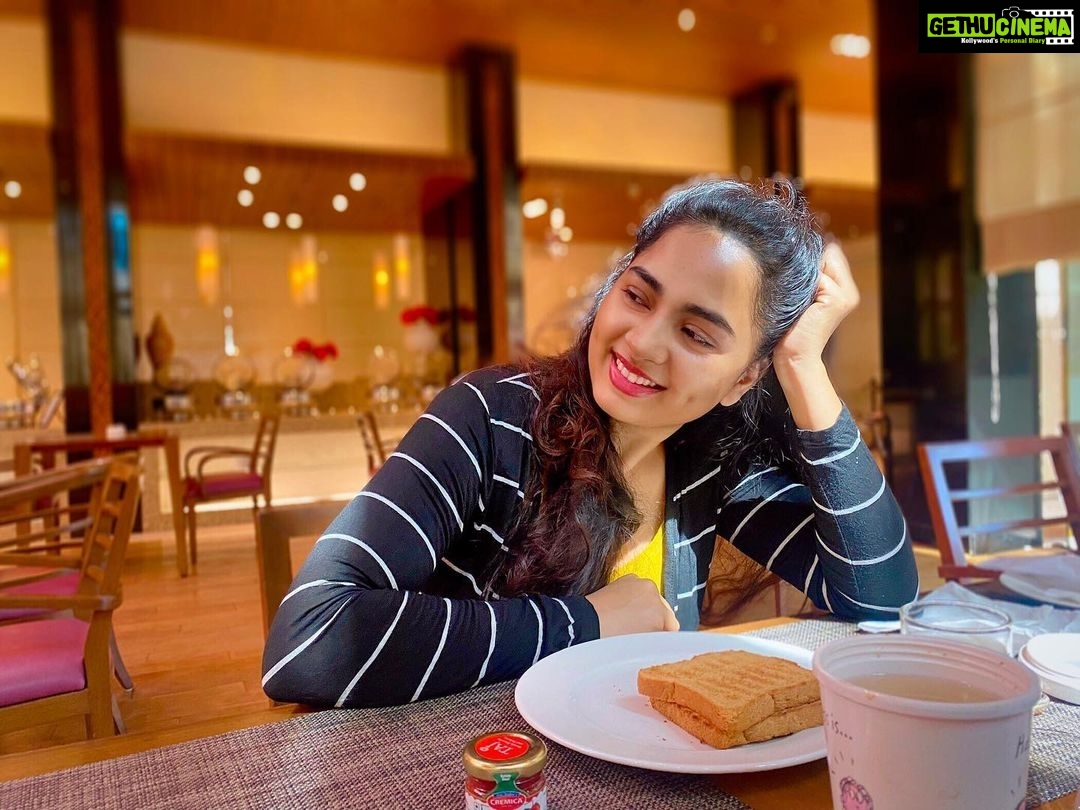 Srushti Dange Instagram - Yes I drink milk 🥛 and honey 🍯 in the mornings 💪🏻🙋🏻♀️ Photo credit @thameez_919