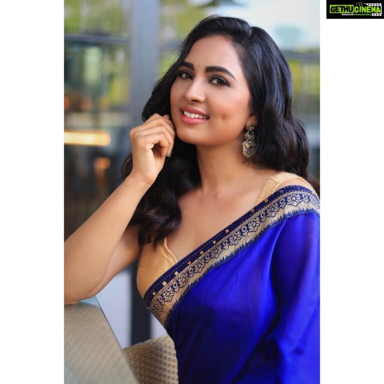 Srushti Dange Instagram - Easiest way to feel hot yet modest is to wear a sari 🥻💙 Mua by @makeup_karthik Style by @dorothyjai Photogrpher by @varuun.jpg
