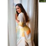 Srushti Dange Instagram - Laughter is like a windshield wiper, it’s doesn’t stop the rain but allows us to keeping going 😉