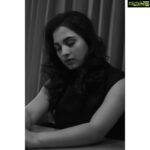 Srushti Dange Instagram - She sees in black and white thinks in greys but loves in color ♟🎩 MUA @makeover.by.anupama Stylist @dorothyjai Photography @varuun.jpg