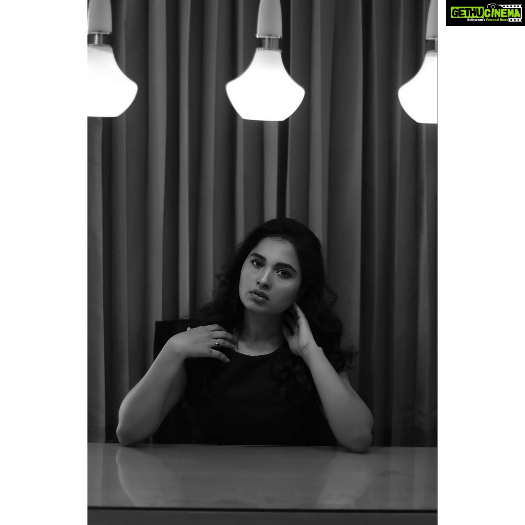 Srushti Dange Instagram - She sees in black and white thinks in greys but loves in color ♟🎩 MUA @makeover.by.anupama Stylist @dorothyjai Photography @varuun.jpg
