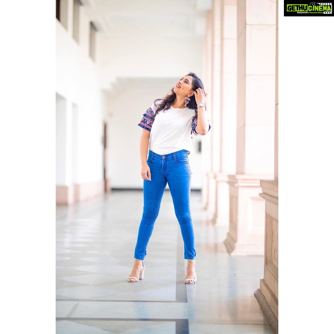 Srushti Dange Instagram - Minimalism isn’t about removing the things you love. It’s about removing the things that distract you from the things you love 🦋🍀🌸 MUA @makeover.by.anupama Photography @vigneshveeracholan @vvphotographyy