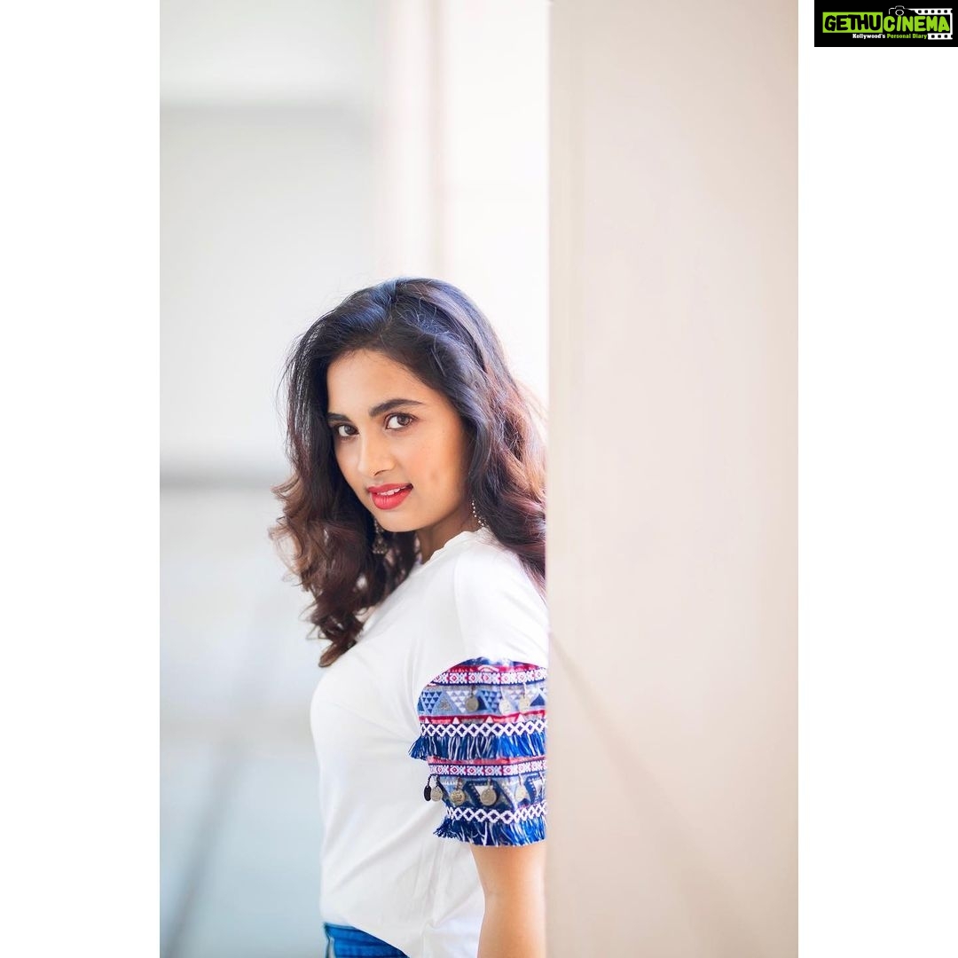 Srushti Dange Instagram - Minimalism isn’t about removing the things you love. It’s about removing the things that distract you from the things you love 🦋🍀🌸 MUA @makeover.by.anupama Photography @vigneshveeracholan @vvphotographyy