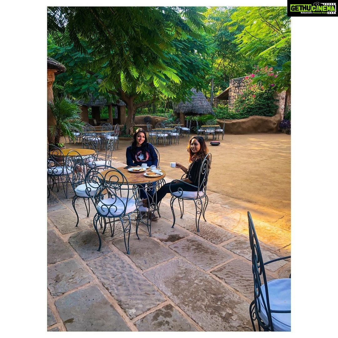 Srushti Dange Instagram - Girls just wanna have sun βοΈ and Breakfast π₯ @nikeeta_30 β€οΈπΈππ¦