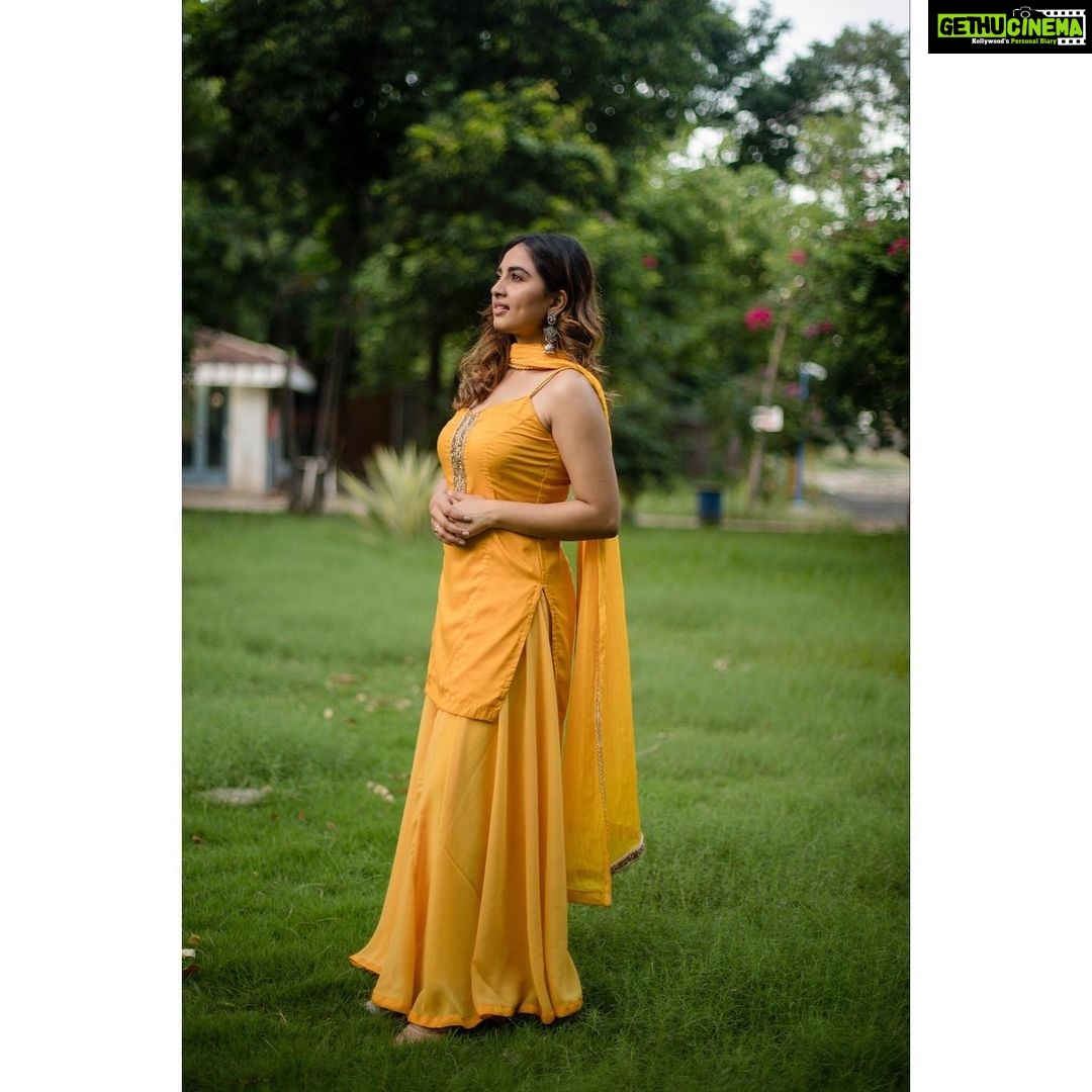Srushti Dange Instagram - 🌼 Design and style by @dorothyjai Assisted by @deepika_raja16 HUM by @hairandmakeupbynive Photography by @kiransaphotography 🍃