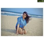 Srushti Dange Instagram - Ocean 🌊 breeze puts my mind at ease while i seas the day🦋🌸 #saltyvibes #breezy #waves