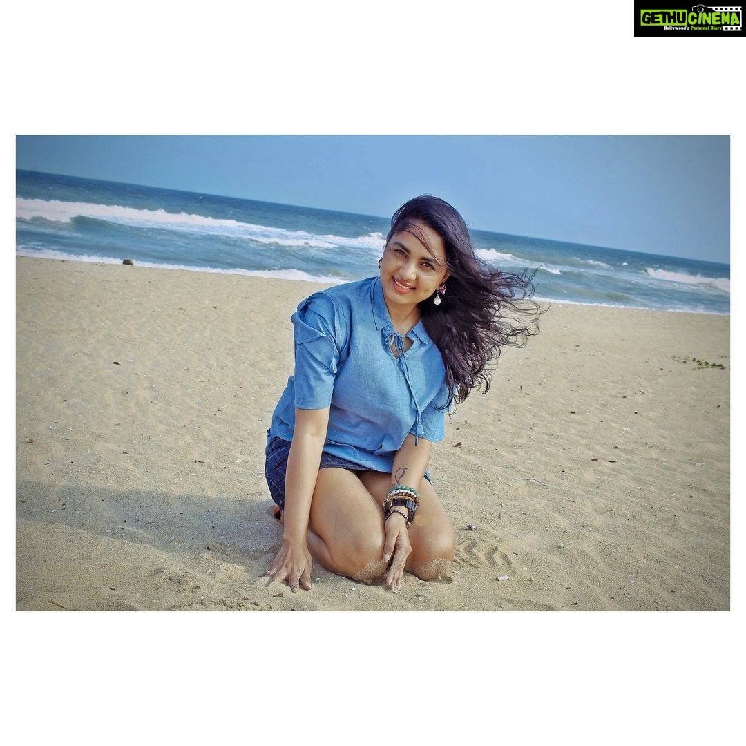 Srushti Dange Instagram - Ocean 🌊 breeze puts my mind at ease while i seas the day🦋🌸 #saltyvibes #breezy #waves