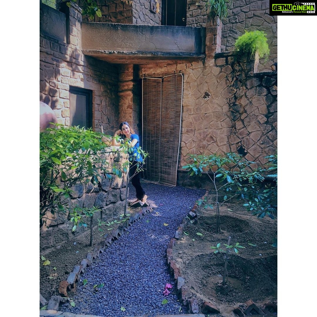 Srushti Dange Instagram - Some see flowers. Some see weeds. But all seem to hopelessly admire how my wildflower soul effortlessly finds the sun even when the sky is painted a million shades of grey๐ฟ๐๐น