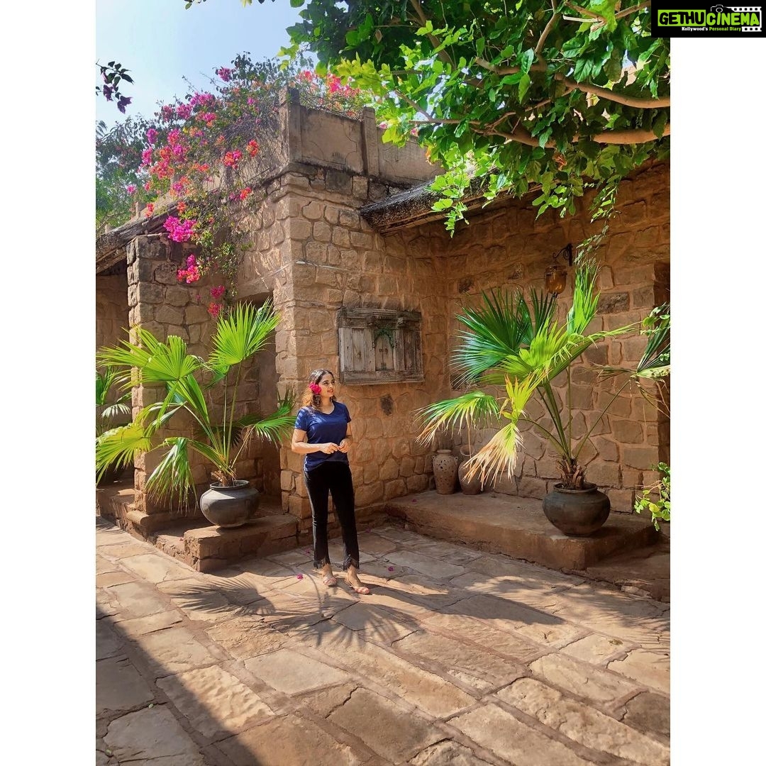 Srushti Dange Instagram - Some see flowers. Some see weeds. But all seem to hopelessly admire how my wildflower soul effortlessly finds the sun even when the sky is painted a million shades of grey๐ฟ๐๐น