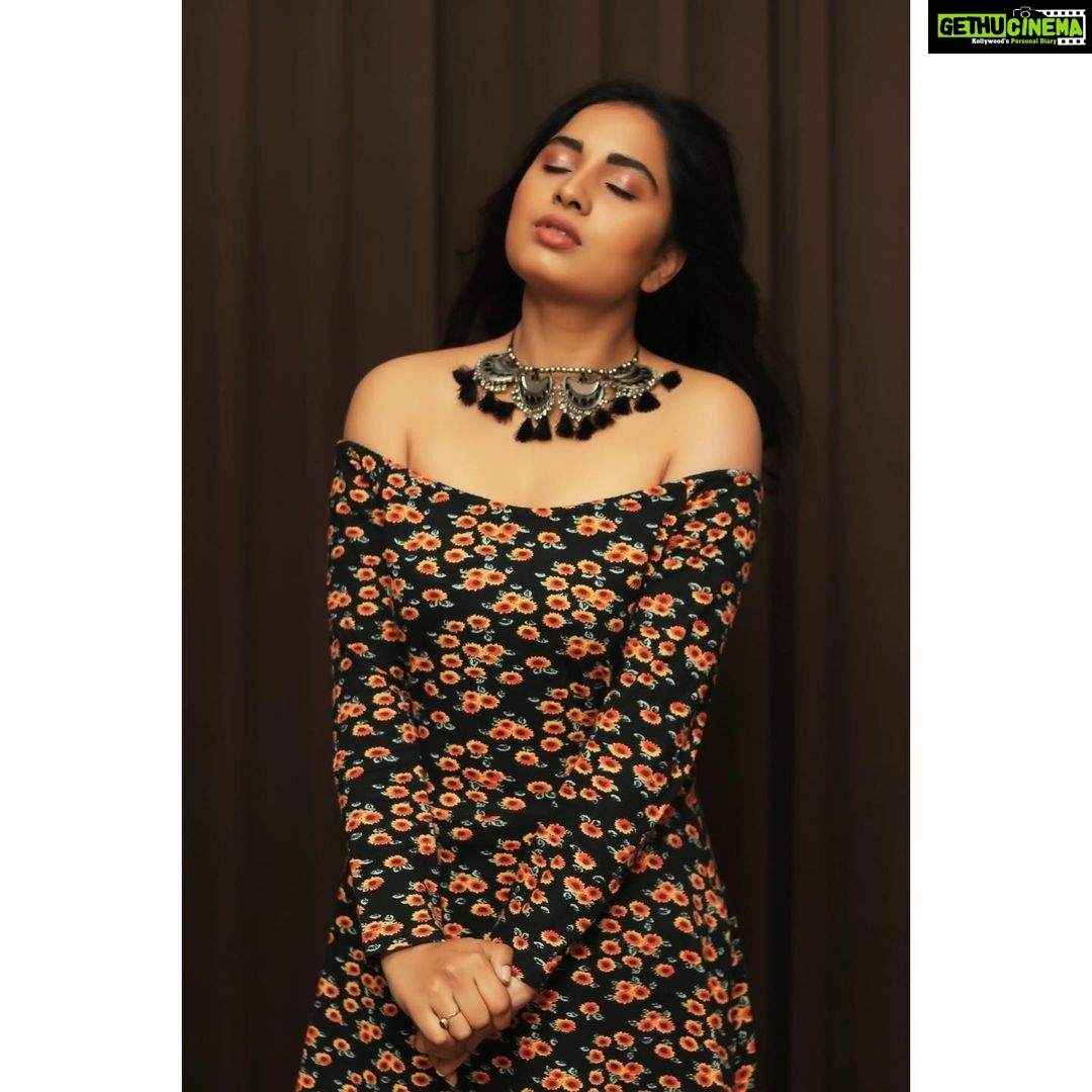 Srushti Dange Instagram - She’s a wandering, roaming, bohemian woman with hair that flows & eyes that knows 🌸🦋 Style by @dorothyjai MUA by @hairandmakeupbynive Photography by @varuun.jpg