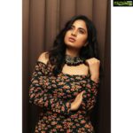 Srushti Dange Instagram - She’s a wandering, roaming, bohemian woman with hair that flows & eyes that knows 🌸🦋 Style by @dorothyjai MUA by @hairandmakeupbynive Photography by @varuun.jpg