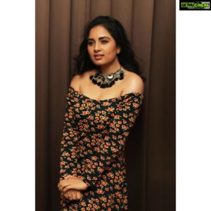 Srushti Dange Instagram - She’s a wandering, roaming, bohemian woman with hair that flows & eyes that knows 🌸🦋 Style by @dorothyjai MUA by @hairandmakeupbynive Photography by @varuun.jpg