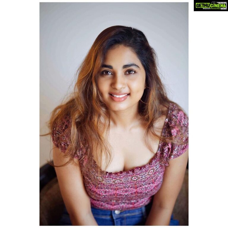 Srushti Dange Instagram - Hello weekend, it’s me 🙋🏻‍♀️ #raiseyourvibration #positivevibes 🌸🦋