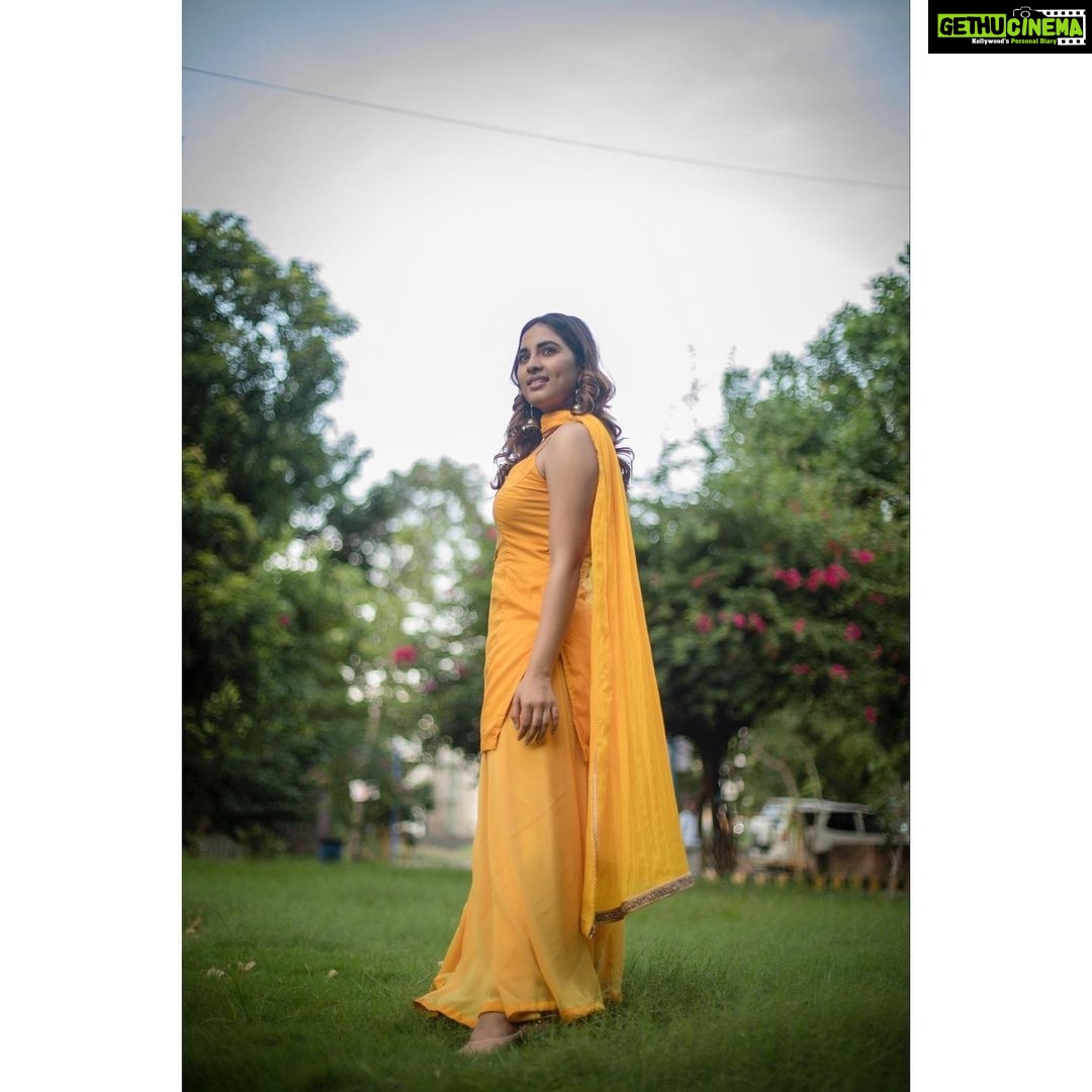 Srushti Dange Instagram - 🌼 Design and style by @dorothyjai Assisted by @deepika_raja16 HUM by @hairandmakeupbynive Photography by @kiransaphotography 🍃