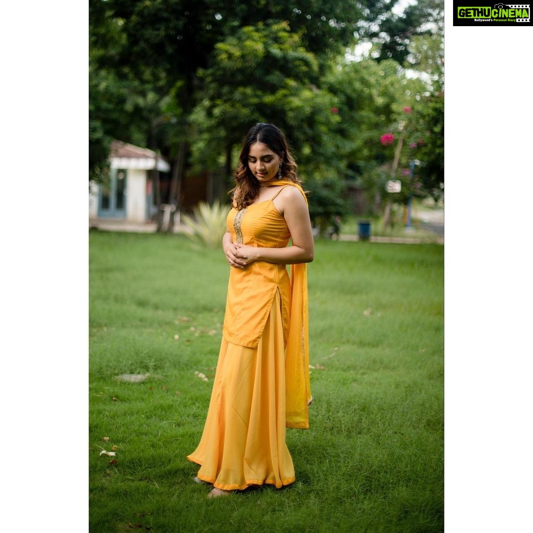 Srushti Dange Instagram - 🌼 Design and style by @dorothyjai Assisted by @deepika_raja16 HUM by @hairandmakeupbynive Photography by @kiransaphotography 🍃