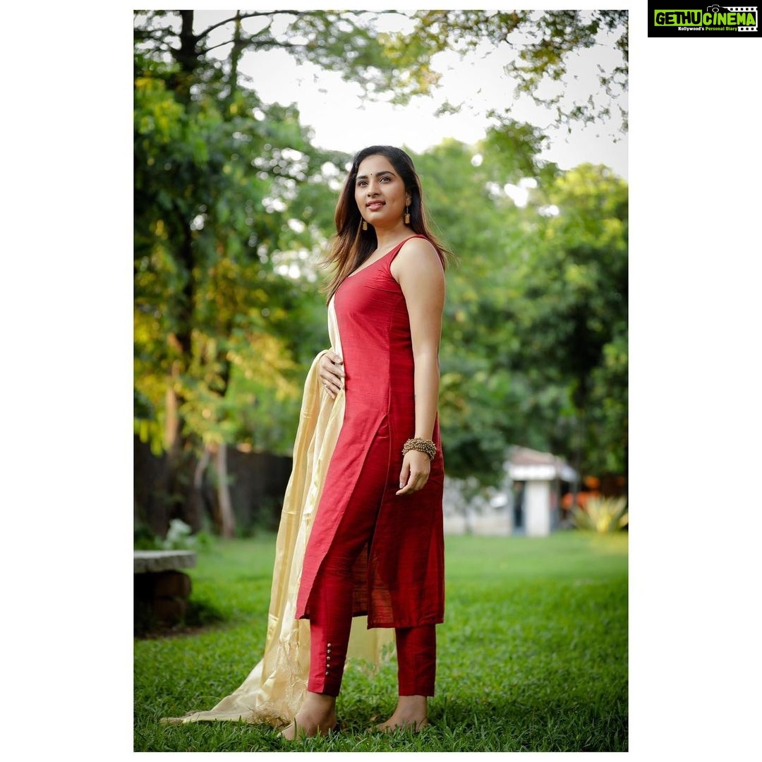 Srushti Dange Instagram - 🍀 Design and style by @dorothyjai Assisanted by @deepika_raja16 HUM by @hairandmakeupbynive Photographer @kiransaphotography