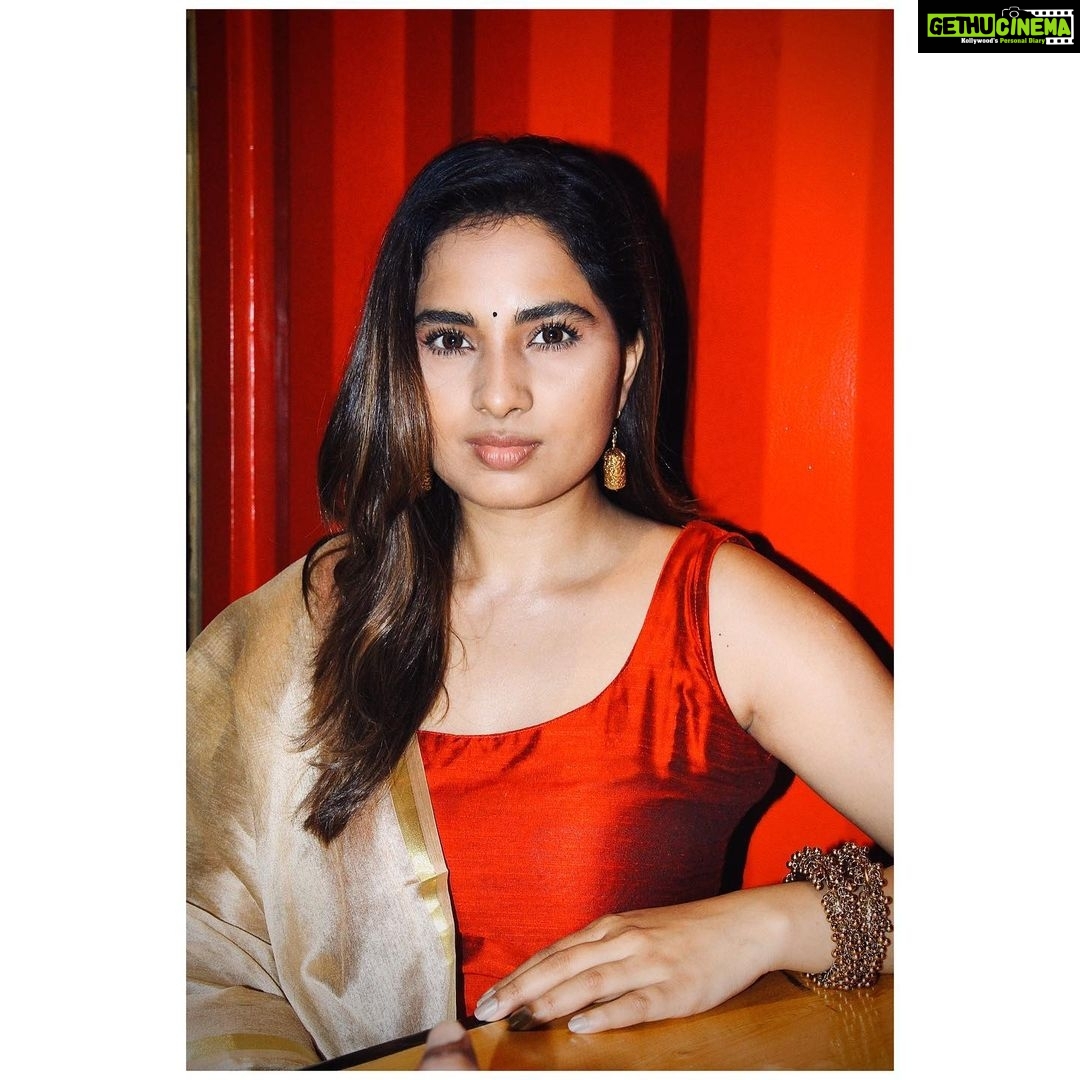 Srushti Dange Instagram - 🍀 Design and style by @dorothyjai Assisanted by @deepika_raja16 HUM by @hairandmakeupbynive Photographer @kiransaphotography