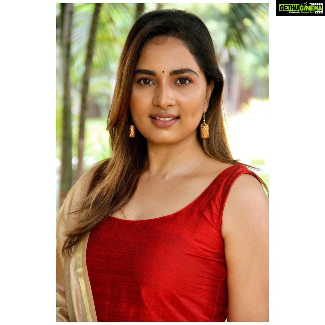 Srushti Dange Instagram - 🍀 Design and style by @dorothyjai Assisanted by @deepika_raja16 HUM by @hairandmakeupbynive Photographer @kiransaphotography
