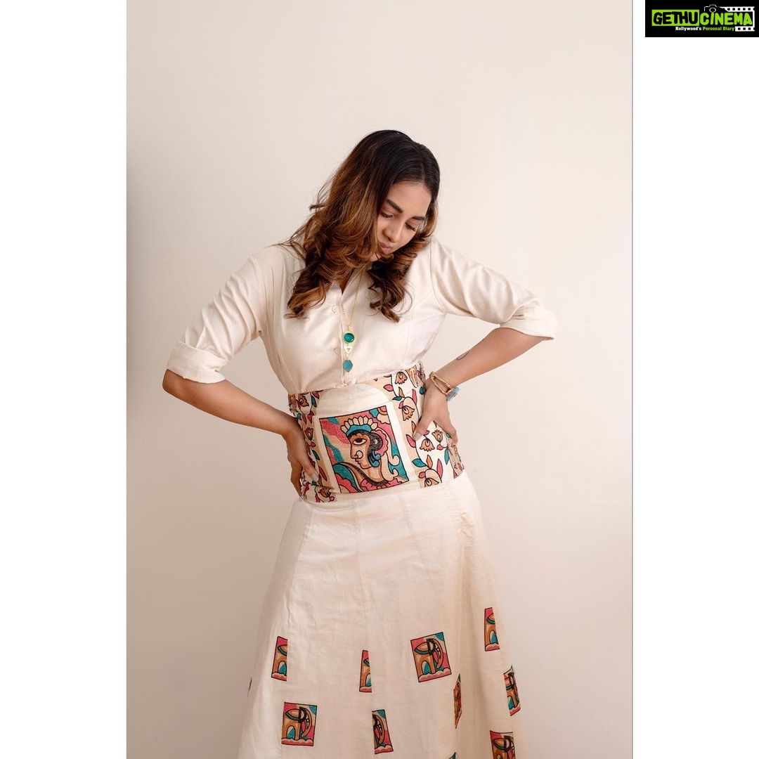 Srushti Dange Instagram - π£ Designer & style by @dorothyjai HUM by @hairandmakeupbynive Concept styling by @puraniii Jwellery by @pothysofficial Assisted by @deepika_raja16 Photography by @kiransaphotography π¦πΈ