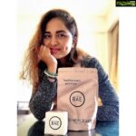 Srushti Dange Instagram – Came across with @carbon_bae products Charcoal chocolate coffee scrub & Body emollient moisturiser 🧴 which is made up of coconut 🌴🥥 milk. It’s a 100 % natural Ayurvedic & cruelty free.  Best part is it has amazing smell & leaves your skin with soothing texture behind (no issue of dryness & roughness) 
P.S : excuse me for channelling my inner model 🤪😂