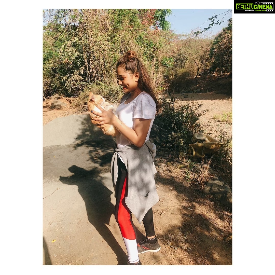 Srushti Dange Instagram - hike πΆπ»ββοΈ and cat π perfect morning P.s @naidusonia I really wanted to take her π’