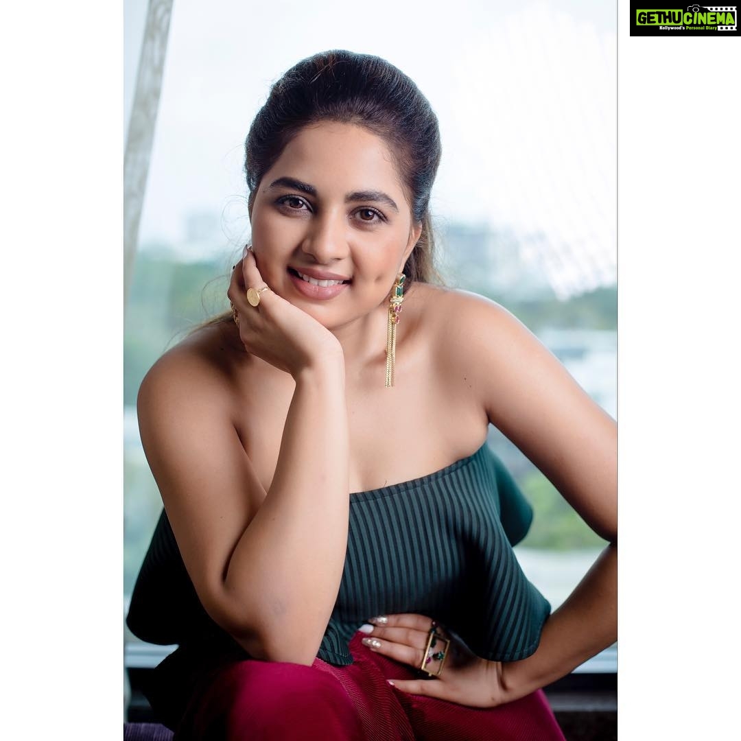 Srushti Dange Instagram - Looking at you Designer by @studio149 Styled by @puraniii Jewellery by @pothysofficial MUA by @hairandmakeupbynive Photography by @kiransaphotography