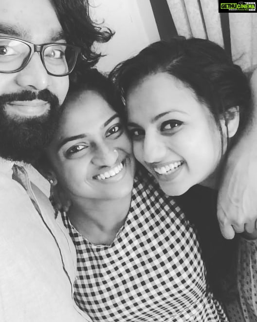 Sruthi Hariharan Instagram - Ending the birthday week with a smashing cake baked by my true love @yashaswini.gurulingaiah herself. Swipe right to see her admiring her cake and criticizing it at the same time. And as long as we get to eat it, we aren't complaining at all ♥️ Thank you both for errrrr EVERYTHING :) I love you.