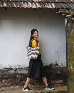 Sshivada Instagram - 1 ,2 or 3??? 📸 @arjunvb_official 👜 @just_slingit #bags #clutches #totebag #slingbag #sunday #sundayvibes #justforfun