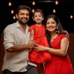 Sshivada Instagram - Sending loads of love and happiness...Merry Christmas l🎄🎅 📷 @tibinaugustinephotography Location @canoeville #christmas #wishes #stayhappy #stayblessed #redandwhite #family #happiness💕 #mylittleprincess #Arundhathi