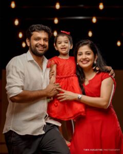Sshivada Instagram - Sending loads of love and happiness...Merry Christmas l🎄🎅 📷 @tibinaugustinephotography Location @canoeville #christmas #wishes #stayhappy #stayblessed #redandwhite #family #happiness💕 #mylittleprincess #Arundhathi
