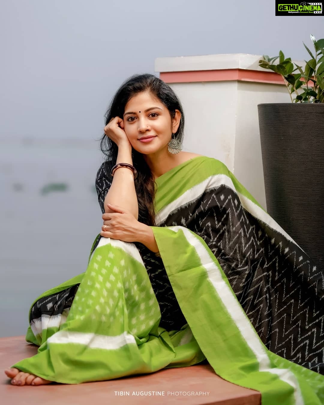 Sshivada Instagram - ππ€π€ π·@tibinaugustinephotography Saree -@ila.inspirations @sajeesh_s_0619_make_over @canoeville #beautifullife #loveyourself #lovewhatyoudo #photography #nature #alleppey #backwaters #sareelove #saree Canoe Ville