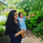 Sshivada Instagram - This is why I love candid photos the most. There's so much of life in it. ❤️💕 #mylittleprincess #Arundhathi #momdaughter #throwback