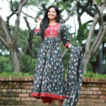 Sshivada Instagram – “You owe it to yourself to find happiness…”
😊💙♥

📸  @ganesh_anbayeram
👗 @sakhi__store
Styling & MUA @sushma_subramaniyan

#weekendvibes #salwarsuits #cottonlover #beyourself  #loveyourlife #lovewhatyoudo