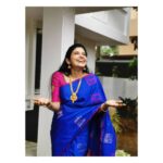 Sshivada Instagram - എന്തോ മൊഴിയുവാന്‍ ഉണ്ടാകുമീ മഴക്കെന്നോട് മാത്രമായി, ഏറെ സ്വകാര്യമായി... 🌧️🌧️ . #bluesaree #sareelove #indiansaree #sareelovers #womaninsaree #classy #traditionalwear #beingtraditional #traditional #rain #rainlover #mazha