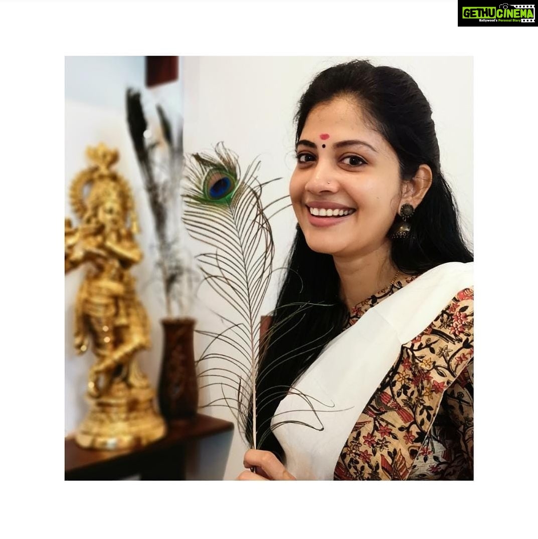 Sshivada Instagram - There is always a reason to smile.You just have to find it..😊❤️#onam #onamvibes #settumundu #traditionalwear