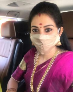 Sshivada Instagram - Finally got a chance to dress up after a very long time... Picked this lovely kancheepuram sari from @vastrakriti.boutique. Don't forget to wear your #mask when you step out. #brotherswedding #familyaffair #sarilove #staysafe PS : when there is no one around to click a proper pic of yours this happens😁😉