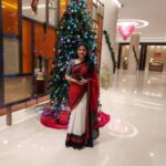 Sshivada Instagram - Am i still in the christmas mood?? Actually no. Just wanted to post some pics taken during christmas eve😜😁 👗@vastrakriti.boutique @lancytom 📷 @muralikrishnan1004 #throwback #christmasvibes #saree #sareelove #ammameeting