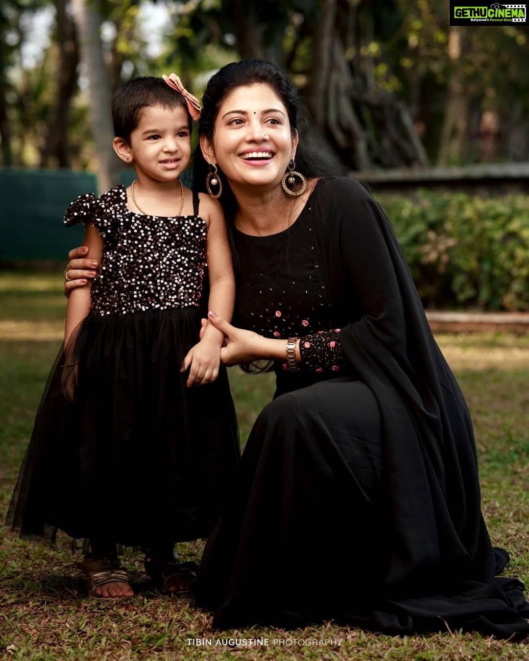 Sshivada Instagram - "Black is a universal taste but an acquired obsession" ๐ค๐ค ๐ธ @tibinaugustinephotography ๐ @threads_nbeads Location @canoeville MUA @sajeesh_s_0619_make_over #black #blackdress #twinning #twinningwithdaughter #mylittleprincess #Arundhathi #happiness๐ #love #positivelife #stayblessed Canoe Ville