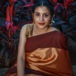 Sshivada Instagram - "The world always looks brighter from behind a smile" Clicked by @ganesh_anbayeram Saree from @zariculture Blouse designed by @sarithajayasurya_designstudio Jewellery from @venbaaa_collections Styling & MUA @sushma_subramaniyan #saree #sareelove #sareelovers #sixyardsofelegance #sixyardsofsheerelegance #traditionalwear #beingtraditional #beyourself #loveyourlife #liveyourlife Semmozhi Poonga