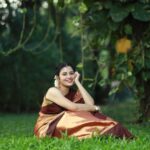 Sshivada Instagram - "The world always looks brighter from behind a smile" Clicked by @ganesh_anbayeram Saree from @zariculture Blouse designed by @sarithajayasurya_designstudio Jewellery from @venbaaa_collections Styling & MUA @sushma_subramaniyan #saree #sareelove #sareelovers #sixyardsofelegance #sixyardsofsheerelegance #traditionalwear #beingtraditional #beyourself #loveyourlife #liveyourlife Semmozhi Poonga