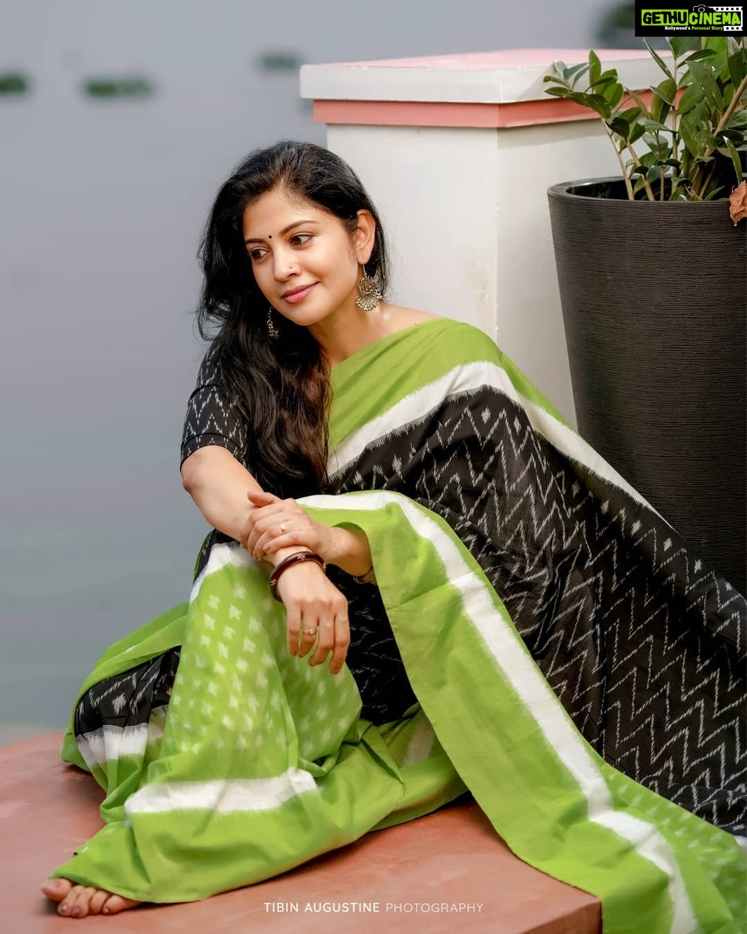 Sshivada Instagram - ππ€π€ π·@tibinaugustinephotography Saree -@ila.inspirations @sajeesh_s_0619_make_over @canoeville #beautifullife #loveyourself #lovewhatyoudo #photography #nature #alleppey #backwaters #sareelove #saree Canoe Ville