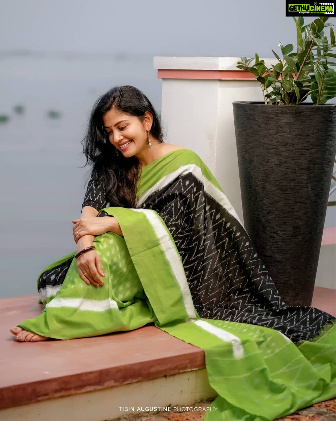 Sshivada Instagram - ππ€π€ π·@tibinaugustinephotography Saree -@ila.inspirations @sajeesh_s_0619_make_over @canoeville #beautifullife #loveyourself #lovewhatyoudo #photography #nature #alleppey #backwaters #sareelove #saree Canoe Ville