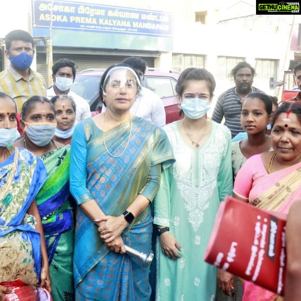 Suhasini Maniratnam Instagram - Door to door campaign for MNM torch and Kamal.