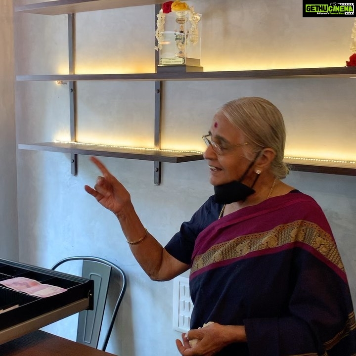 Suhasini Maniratnam Instagram - Manjal restaurant at Kasturi estate poes garden Alwarpet. Yummy food and nostalgia. Superb breakfast. Then mittaai kamarkat kadalai urundai Ellurundai. Super super yum and nostalgic ❤️❤️❤️❤️❤️👍👍👍👍
